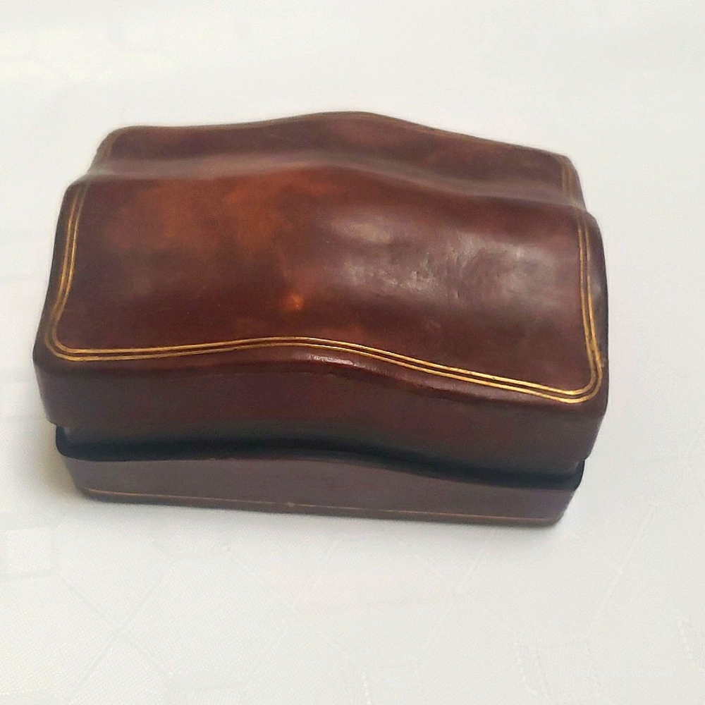 Vtg Italian Genuine Calf Leather BOX  Gold Detail